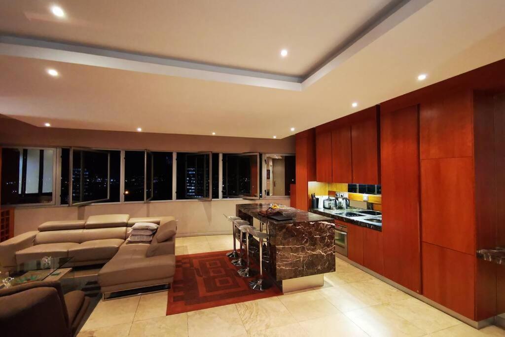 Апартаменты 1507-Amazing Views & Unique Joburg Cbd Luxury Йоханнесбург Экстерьер фото